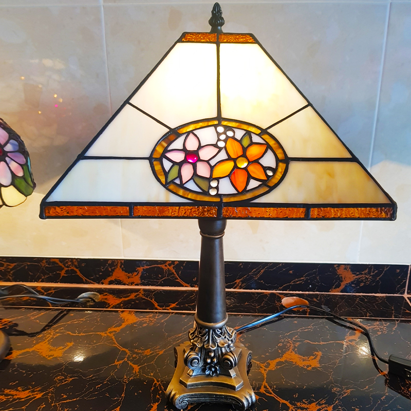 โคมไฟสเตนกลาส #Stained Glass #Tiffany bedside Triangle shaped design